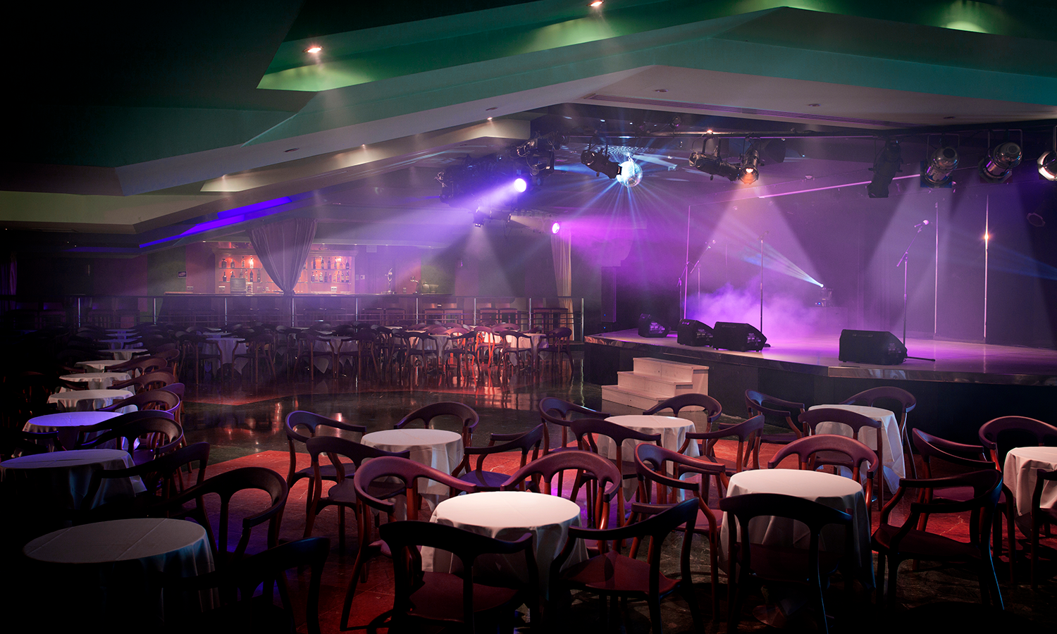 Hay shows gratuitos en nuestro Bar Moonlight todas las noches en verano